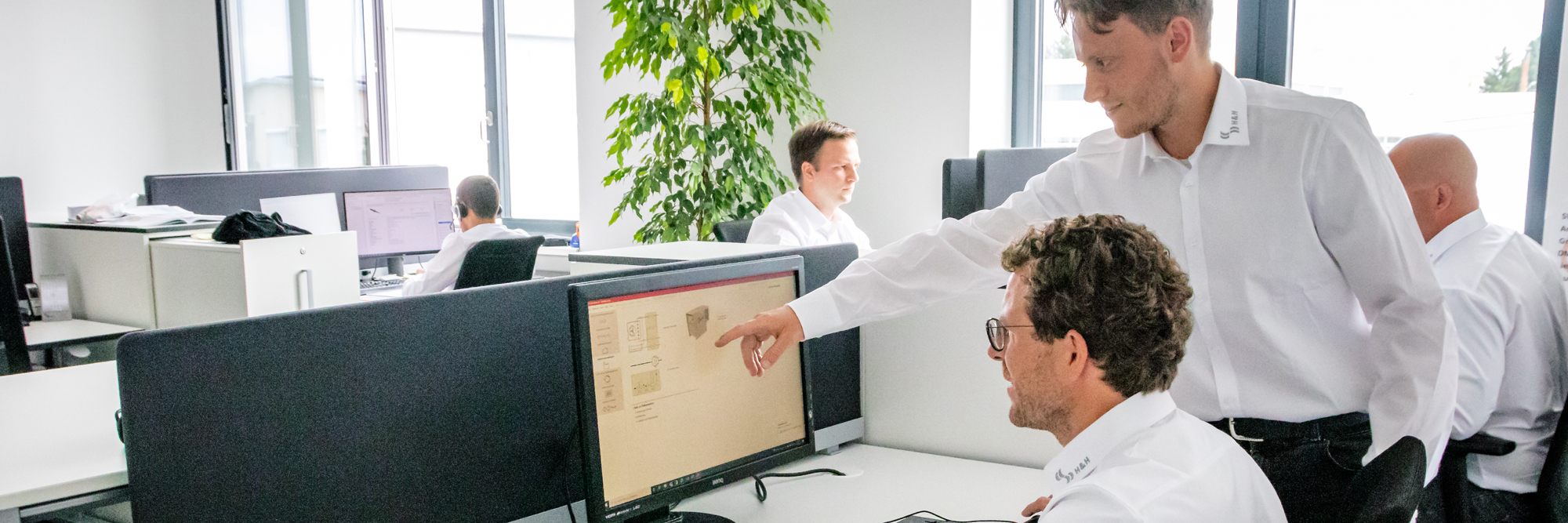 Personen arbeiten an Computern in einem modernen Büro