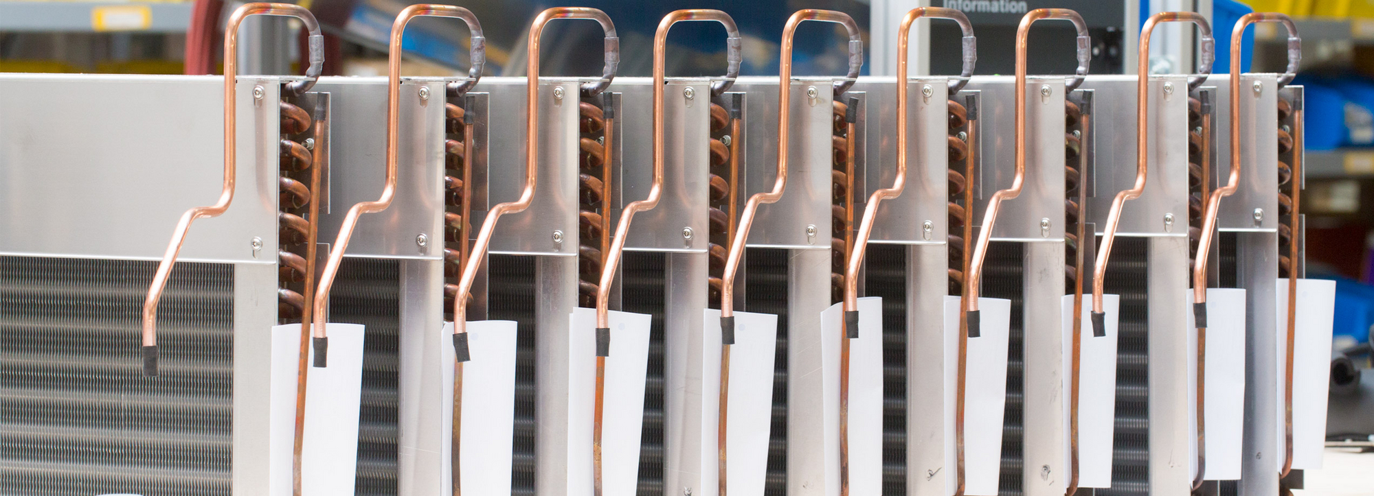 Aneinandergereite Kühlmodule in einer Fertigungshalle